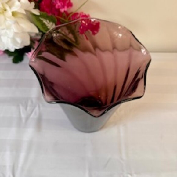 Vintage Amethyst Swirl Glass Vase Ruffled Edge Purple Art Glass Centerpiece - Picture 3 of 4